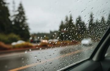 雨天安全行駛指南:降低車速、控好距離、亮尾燈
