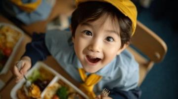 上海市小學生愛心寒托班開班首日:萌娃學做傳統美食迎大寒