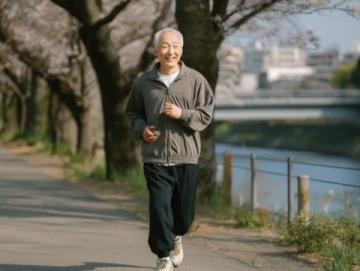 八十四歲依然健康活力:我爸的長壽秘訣與家族基因影響