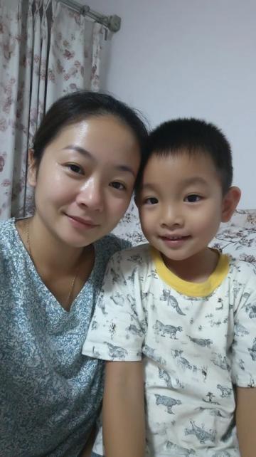 謝浩男媽媽許健華成功回歸，帶小女兒上學(xué),還展示廚房神器