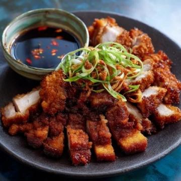青椒肉絲，這道經典的中式家常菜，以其色澤鮮艷、口感豐富而受到眾多食客的喜愛