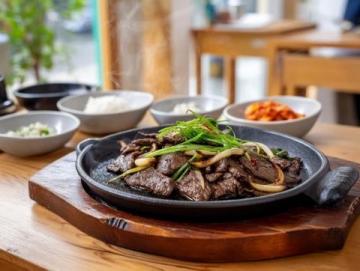 融合了高原物產(chǎn)與多民族文化，以牛羊肉、奶制品和面食為主，兼具粗獷與細(xì)膩的風(fēng)味