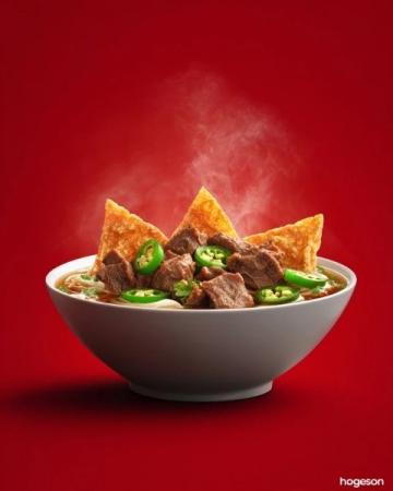 融合了高原物產(chǎn)與多民族文化，以牛羊肉、奶制品和面食為主，兼具粗獷與細(xì)膩的風(fēng)味