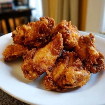 香酥炸雞翅外酥里嫩，一口咬下滿滿的幸福感！