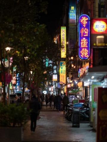 香港回歸20年之際,福田口岸至香港市區的交通方式有了兩個選擇：老路還是新路？