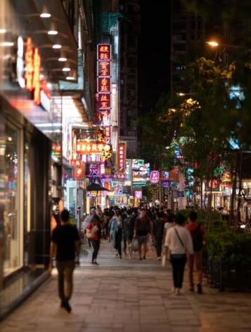 香港回歸20年之際,福田口岸至香港市區的交通方式有了兩個選擇：老路還是新路？