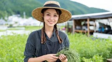 巴州區興文小學校園農場種蔬菜，校門口擺攤搞義賣