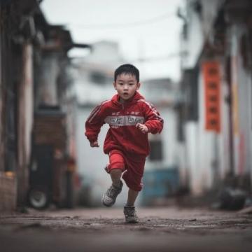 一騎紅塵!貴州貴陽,高考考場外,一個男生忘帶準考證,急的團團轉