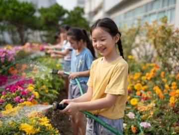 巴州區興文小學校園農場種蔬菜，校門口擺攤搞義賣