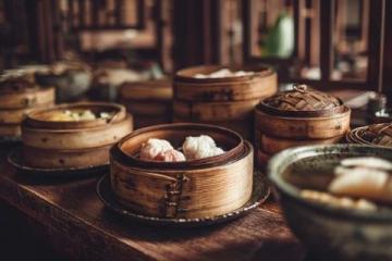 薛寶釵的家鄉(xiāng)南京美食豐富多樣，下面將從特色小吃和傳統(tǒng)名菜兩個(gè)維度為你介紹