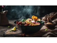 融合了高原物產(chǎn)與多民族文化，以牛羊肉、奶制品和面食為主，兼具粗獷與細(xì)膩的風(fēng)味