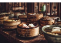 薛寶釵的家鄉(xiāng)南京美食豐富多樣，下面將從特色小吃和傳統(tǒng)名菜兩個(gè)維度為你介紹