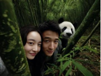 當尚雯婕與姐妹們饒有趣味地展開關于大熊貓的討論時，只有何潔沒有搭話