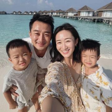 陸毅帶全家游都江堰女兒丹頂鶴長(zhǎng)腿吸睛網(wǎng)友盼添帥兒