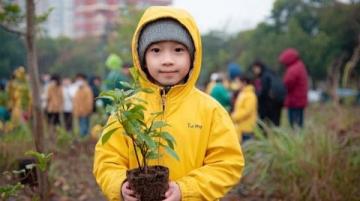 巴州區興文小學校園農場種蔬菜，校門口擺攤搞義賣