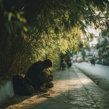 流浪漢撿錢上交警局暖心感動中國
