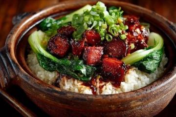 華晨宇在千燈湖推出“花式炒飯”直播,獨特的廚藝秀吸引無數人目光。