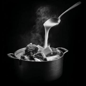 清晨五點的鄉(xiāng)村美味：奶奶親手制作蔥油餅與羊棒骨湯