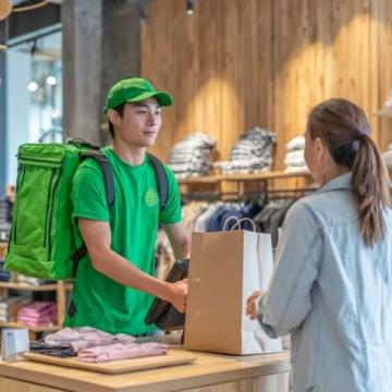 諸暨男子外賣遭遇惡心事件：酸辣土豆絲中驚現嚼不爛異物，疑似用過避孕套引發全家人嘔吐