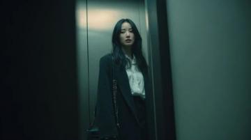 進(jìn)電梯前的她感動(dòng)得熱淚盈眶