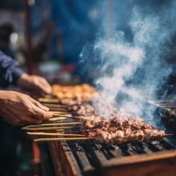 昨晚社會百態里"公婆深夜遛娃吃串"的視頻溫暖了無數人,老人抱著烤串笑說"被媽媽發