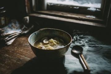蠔烙：潮汕地區(qū)經(jīng)典傳統(tǒng)小吃，以新鮮生蠔為主要食材，佐以薯粉、雞蛋煎制而成。