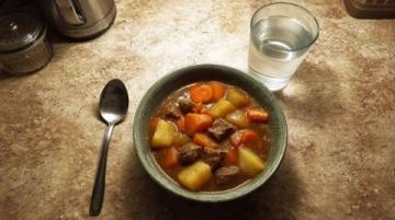 清晨五點的鄉(xiāng)村美味：奶奶親手制作蔥油餅與羊棒骨湯