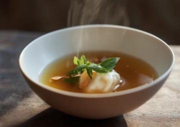 蠔烙：潮汕地區(qū)經(jīng)典傳統(tǒng)小吃，以新鮮生蠔為主要食材，佐以薯粉、雞蛋煎制而成。