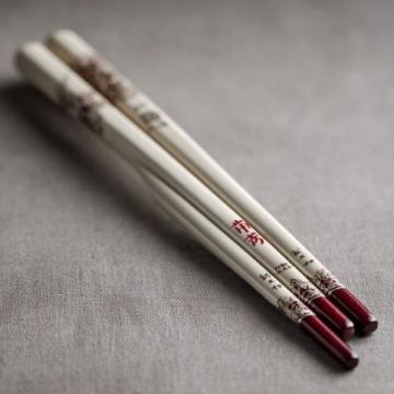 中國的筷子，看似簡單的兩根小棒，卻承載著深厚的文化底蘊,它們一般呈長條狀