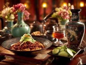 云南美食以其多樣性和獨特的風(fēng)味著稱,融合了多民族飲食文化