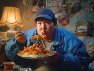 商丘餐廳訂單激增，外賣小哥變身'奶爸'接力照顧嬰兒