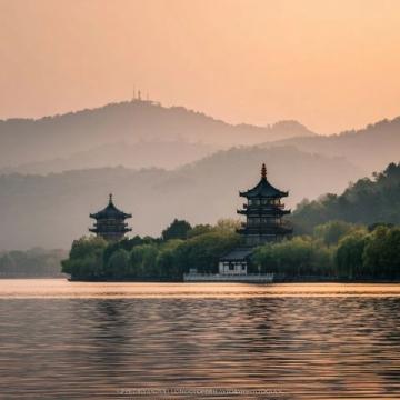今天，我從杭州西湖旅游，專門乘車到河坊街素滿香素食自助餐店就餐