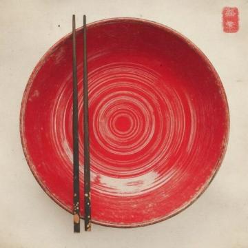 中國的筷子，看似簡單的兩根小棒，卻承載著深厚的文化底蘊,它們一般呈長條狀