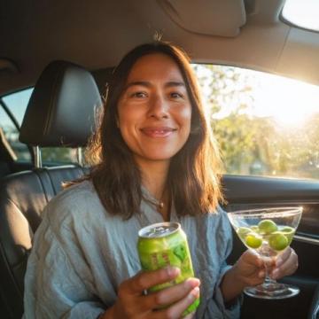 女子駕車遇查酒駕，吹氣后紅燈亮起竟是因吃荔枝！