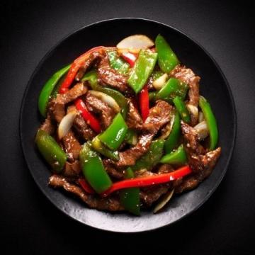 青椒肉絲，這道經典的中式家常菜，以其色澤鮮艷、口感豐富而受到眾多食客的喜愛