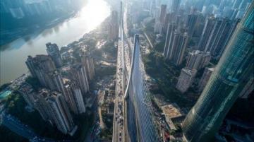 武漢夏日奇觀:楊泗港大橋下的“天空之門