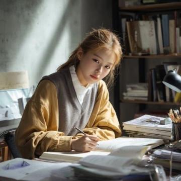 中考英語是許多學生關注的焦點,掌握核心知識點和應試技巧對提高成績至關重要