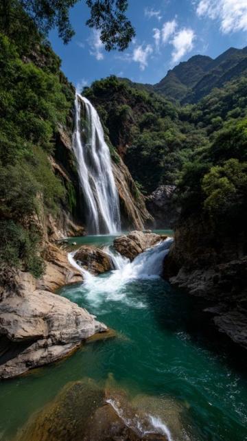 探訪千年古鎮(zhèn)芙蓉鎮(zhèn):瀑布環(huán)繞的文化秘境深度游指南