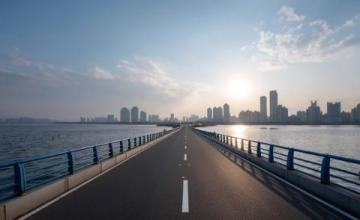 武漢夏日奇觀:楊泗港大橋下的“天空之門