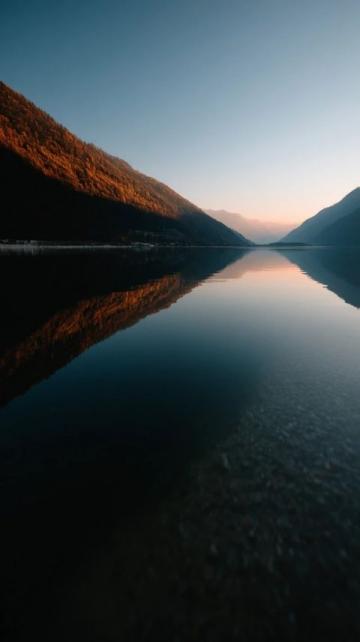 夕陽下的嘎日迪湖:如詩如畫的自然美景