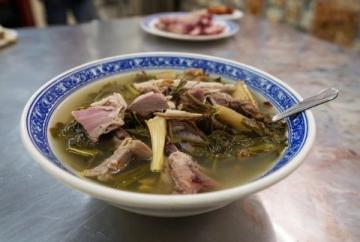 鹽城特色經(jīng)典菜:魚翅肉絲粉絲湯的鮮美秘制法