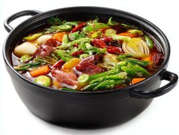 炒菜時(shí)摘下來(lái)的芹菜葉子大家不要再扔了,做蒸菜吃不僅能當(dāng)主食