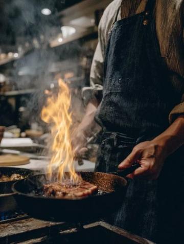 探秘新密美食夜市：文昌大公雞與炭火羊排的魅力