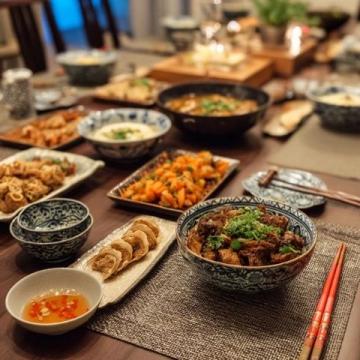 昨晚家常三菜一桌香：五花肉燒土豆、清炒蓮藕苗、清炒黃豆芽