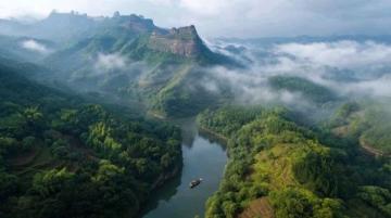 小東江，宛如一幅流動的畫卷，鑲嵌在湘南山脈之間,江水清澈見底，兩岸青山如黛
