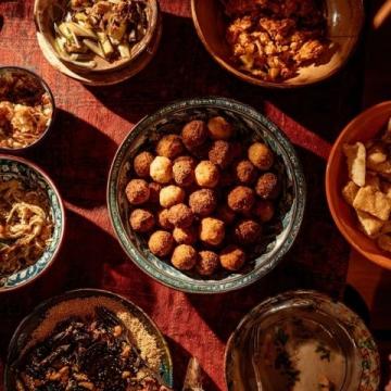 高平名吃店的超級美味:炒餑子、酸菜黑圪條和核桃肉的完美組合