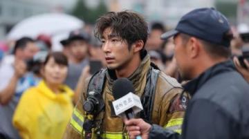 杭州街頭驚現(xiàn)生死救援!40余司機齊心協(xié)力抬車救外賣小哥