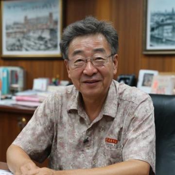 河南農(nóng)民工大叔走紅:參加陳行甲讀書會火爆一時
