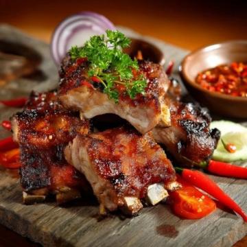 脆皮五花肉是一道特色鮮明的美食，因其獨特的口感與風味而廣受大眾喜愛