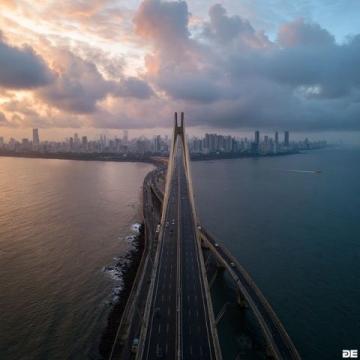 武漢夏日奇觀:楊泗港大橋下的“天空之門